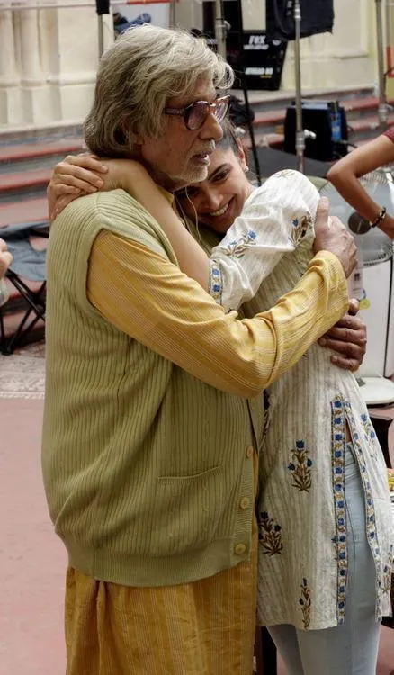 Amitabh Bachchan dan Deepika Padukone sudah terlampau akrab hingga masalah super hero dan James Bond saja mereka ribut, lucu! @pinkvilla.com