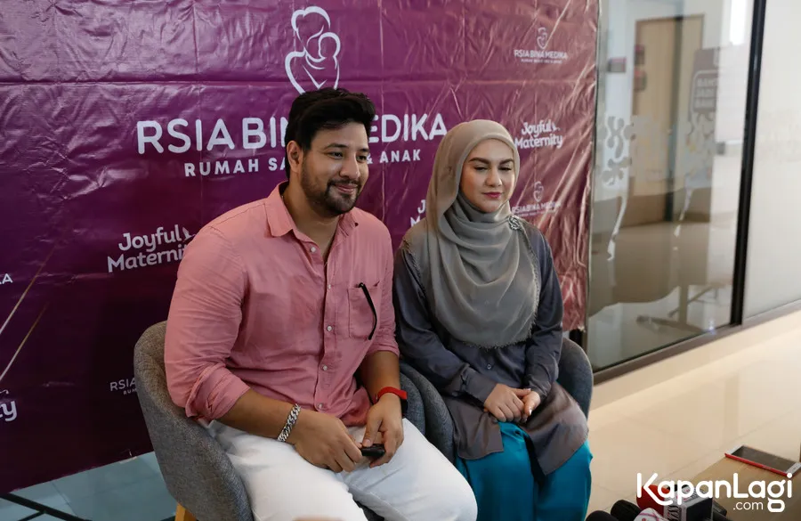 Ammar Zoni dan Irish Bella di di RSIA Bina Medika Bintaro Tangerang Selatan, Kamis (25/8) Credit: Bayu Herdianto © KapanLagi.com