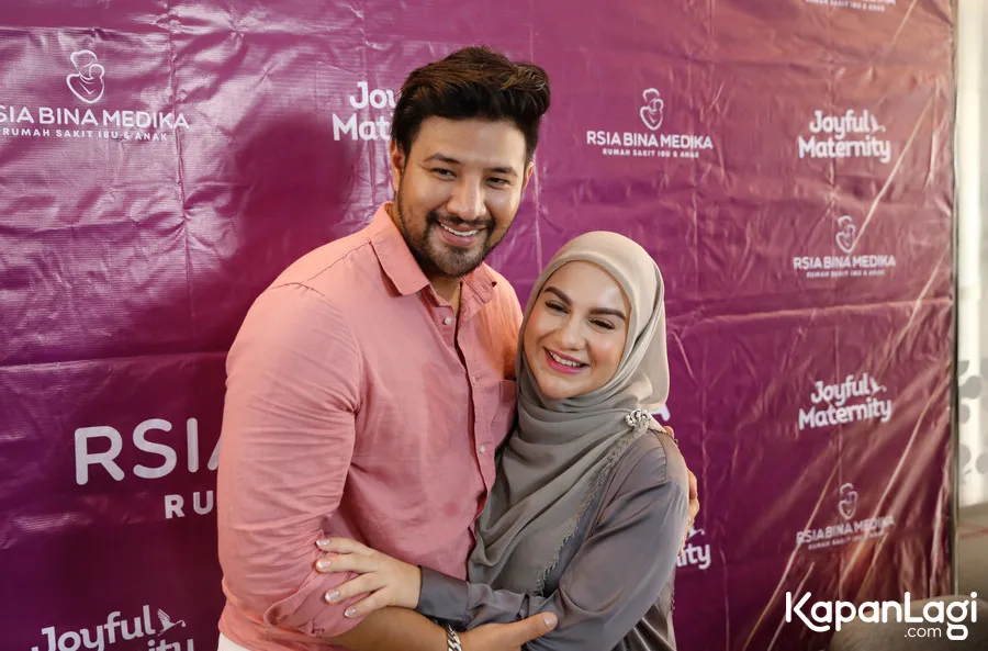 Ammar Zoni dan Irish Bella di di RSIA Bina Medika Bintaro Tangerang Selatan, Kamis (25/8) Credit: Bayu Herdianto © KapanLagi.com