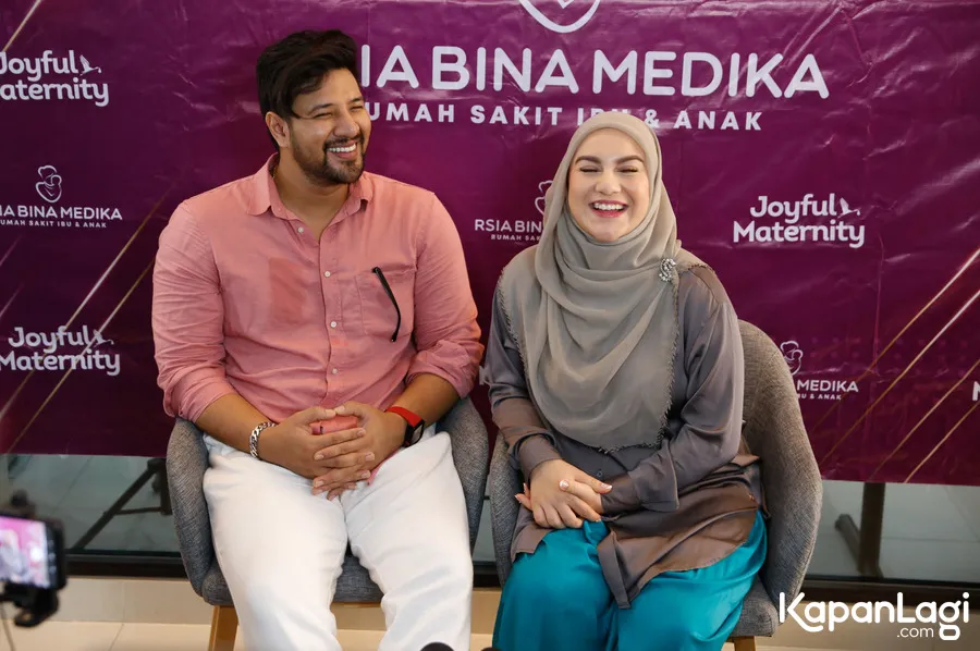 Ammar Zoni dan Irish Bella di di RSIA Bina Medika Bintaro Tangerang Selatan, Kamis (25/8) Credit: Bayu Herdianto © KapanLagi.com