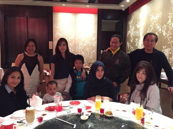 Gigi dan Amy dinner bareng di Singapura ©instagram/raffinagita1717