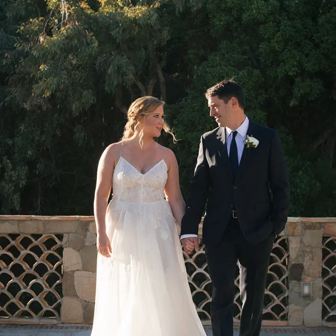 Amy dan suami pada upacara pernikahan mereka. (credit: instagram.com/amyschumer)