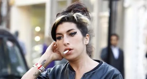 Ya, Amy memang perokok berat. @www.hollywire.com