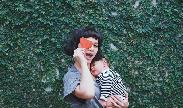 Sang buah hati terlihat selalu nempel dengan sang bunda yakni Andien. Cute! /©instagram.com/andienaisyah