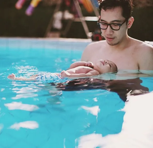Lahir dengan metode water birth, Andien dan suami ajak Baby Kawa untuk berenang. /©instagram.com/andienippekawa