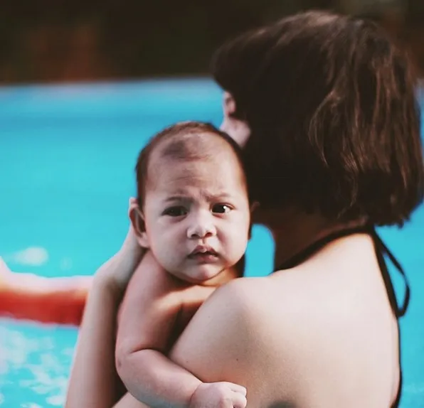 Kali ini giliran Andien yang menemani Baby Kawa di dalam kolam renang. Lucunya! /©instagram.com/andienippekawa
