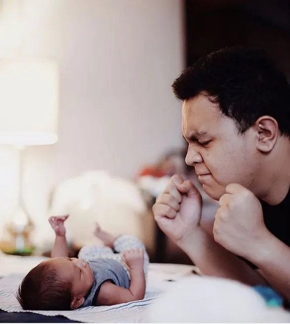 Gemas! Tulus terlihat berusaha untuk membuat baby Kawa tertawa. /©instagram.com/andienippekawa