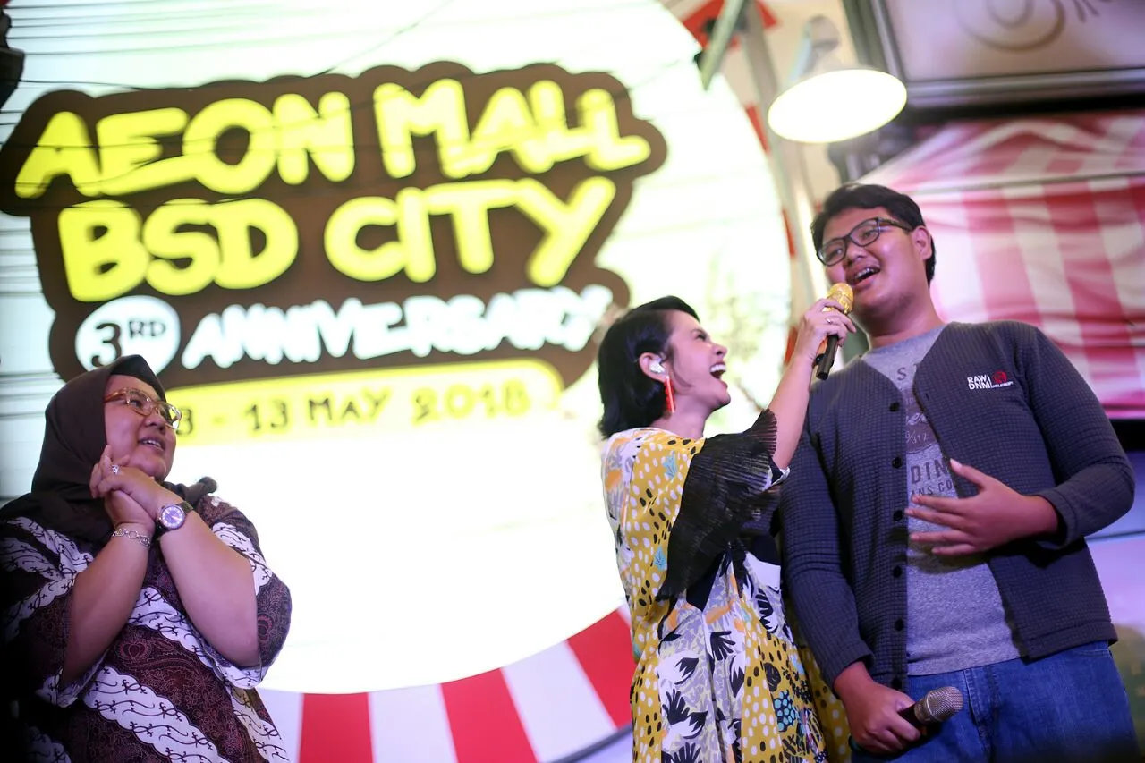 Andien saat tampil di atas panggung bareng penggemar. © KapanLagi.com/Sahal Fadli