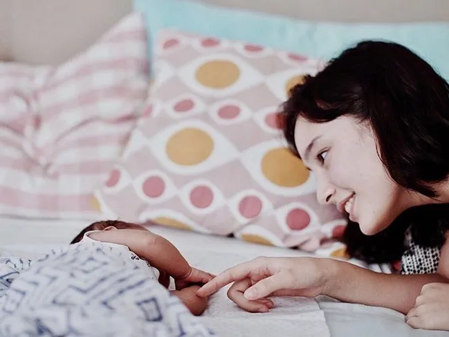 Tatjana Saphira menatap baby Kawa yang sedang tertidur. /©instagram.com/andienippekawa