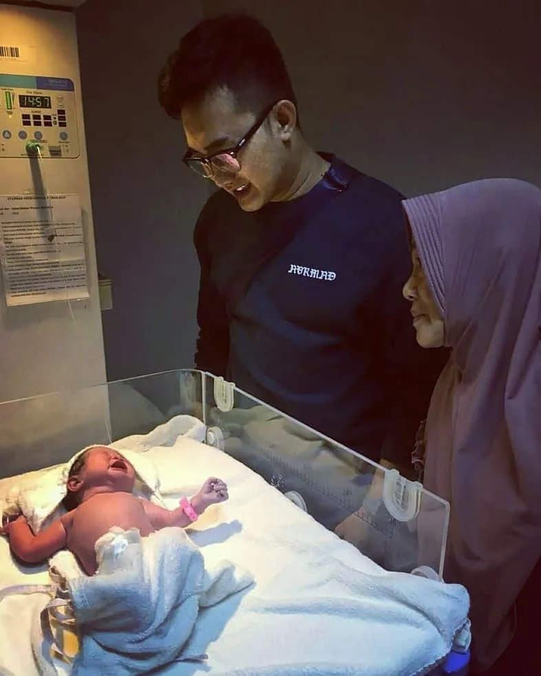 Boby bahagia memandang putrinya © instagram.com/boby_tince