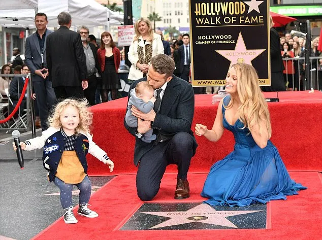 Ryan dan Blake bawa dua anak mereka © Shutterstock via Daily Mail