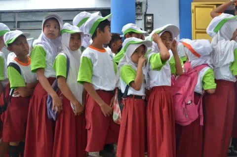 Para siswa antri untuk menonton film bersama.
