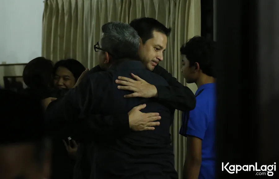 Mendapat support sahabat, termasuk Ari Wibowo. Farhan merasa kehilangan harapan saat anaknya meninggal. ©KapanLagi.com/Agus Apriyanto