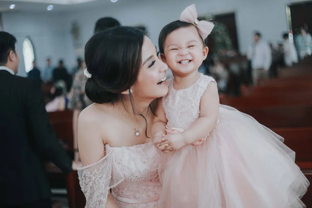 Tawa cerita Baby Nastusha pakai busana kompak dengan sang bunda. Credit: via instagram.com/nastusha.olivia.alinskie