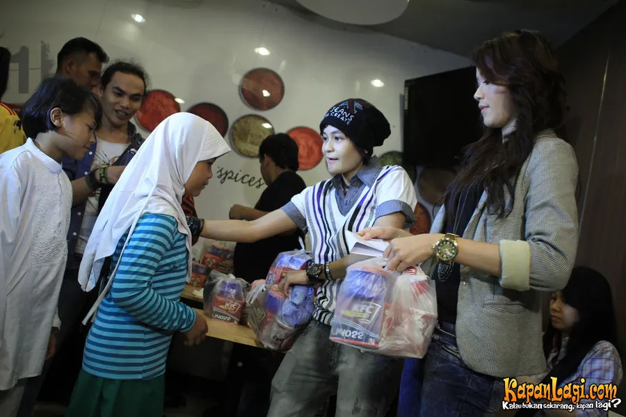 The Virgin berbagi kebahagiaan dengan anak-anak yatim.