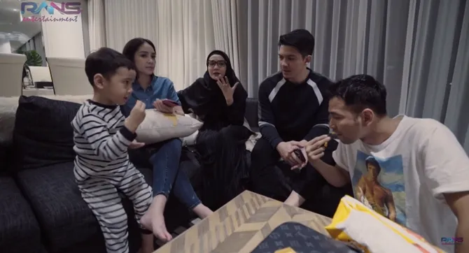 Ruang kumpul keluarga (credit: Rans Entertainment YouTube Channel) 