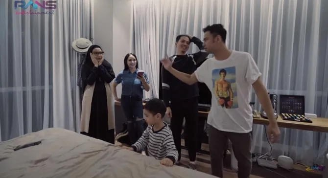 Kamar tidur Zaskia dan Irwansyah yang rapi (credit: Rans Entertainment YouTube Channel) 