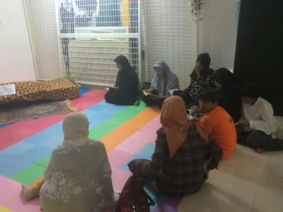 Bagus dan Ganteng menemani jenazah saudara kembar mereka, Cantika atau yang akrab dipanggil Caca. ©KapanLagi.com/Mathias Purwanto
