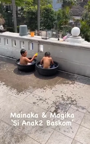 Anak-Anak Nia Ramadhani Berendam di Ember Plastik (Credit: Instagram/ardibakrie)