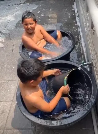 Anak-Anak Nia Ramadhani Berendam di Ember Plastik (Credit: Instagram/ardibakrie)