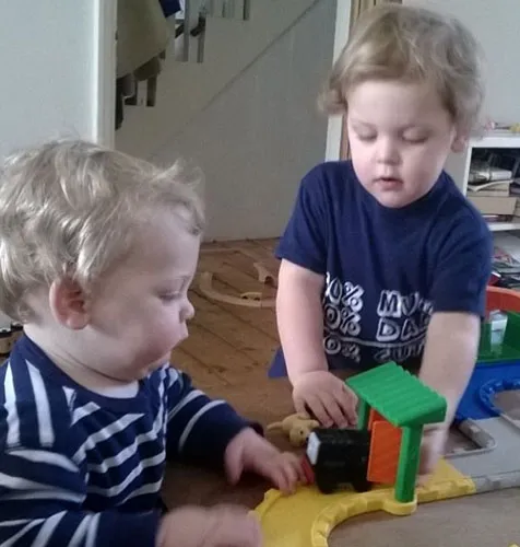 Asyik Bermain, Si Kecil Astala dan Phaedra @ Instagram/peachesgeldof