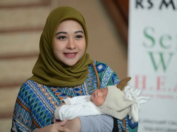 Poppy dibantu suami mengganti popok anaknya. © KapanLagi.com/Bayu Herdianto