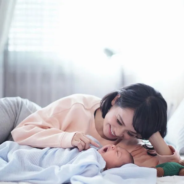 Momen bahagia Andien saat bersama dengan baby Kawa. /©instagram.com/andienaisyah