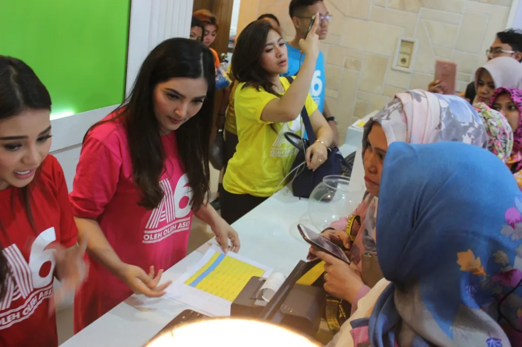 Keluarga Aurel Hermansyah membuka pusat oleh-oleh.