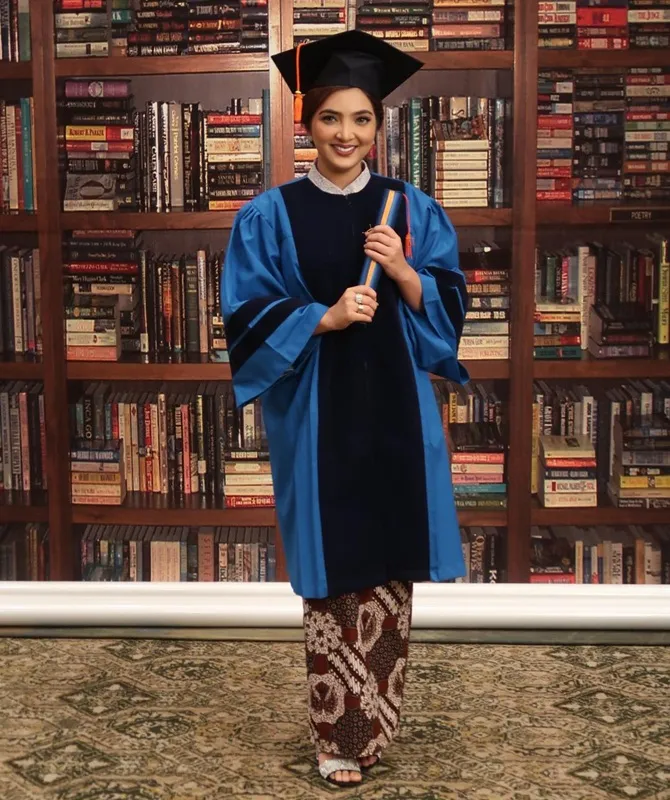 Ashanty bangga atas pencapaiannya hari ini. (Credit: Instagram/aurelie.hermansyah)
