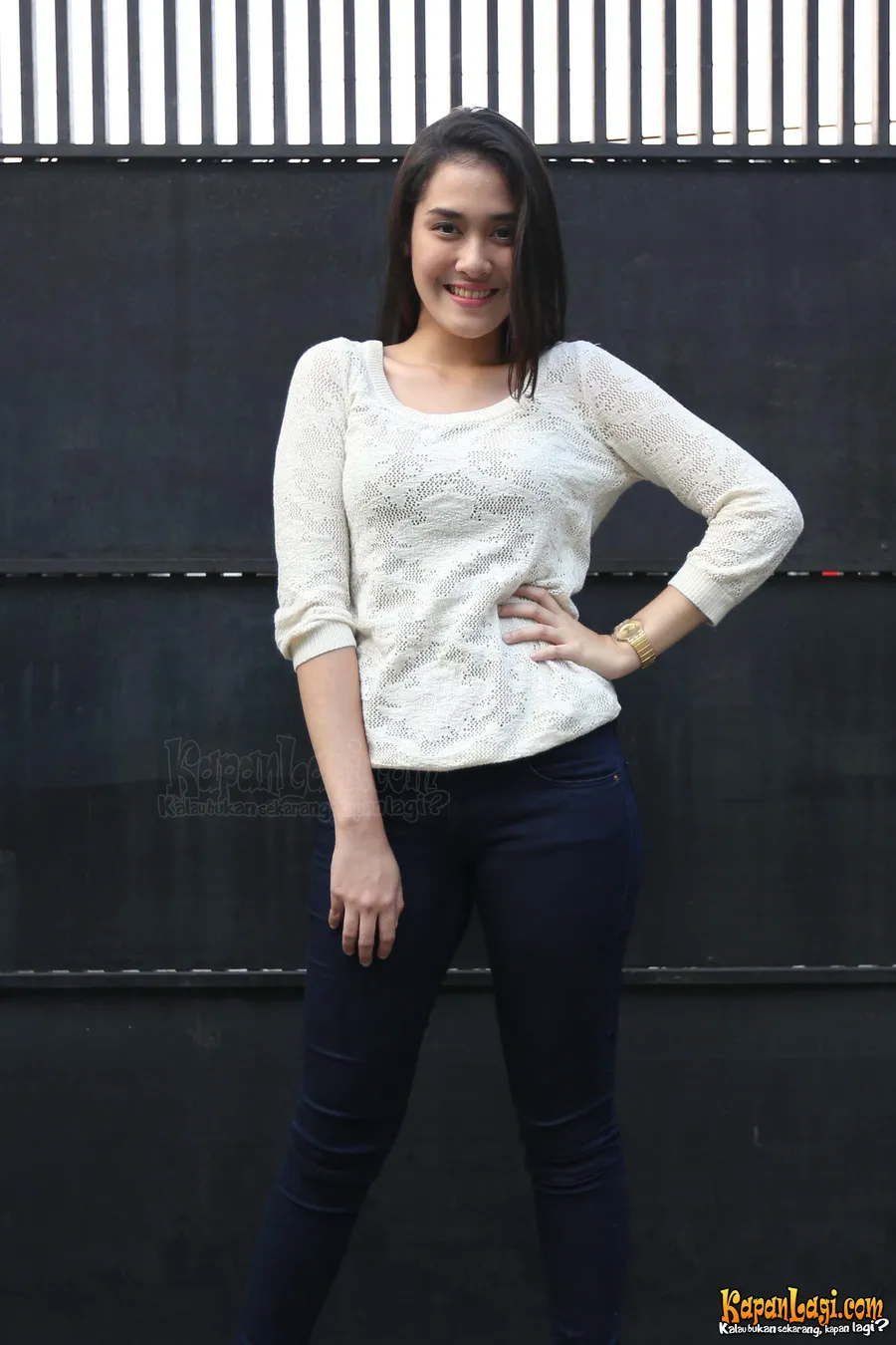 Andania Suri berjibaku dengan tugas di sela-sela jadwal syuting.