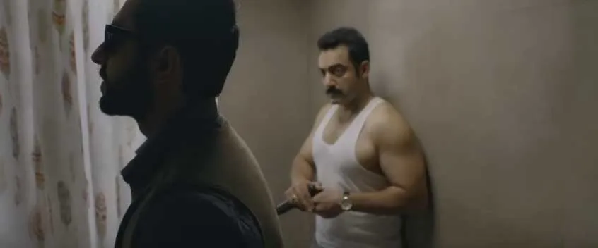 Akash menyadari keberadaan Inspektur Mahendra (credit: youtube.com/Viacom18 Motion Pictures)