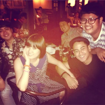 Chika Jessica dan Dwi Andhika berpegangan tangan di depan umum © Instagram/Dwi Andhika