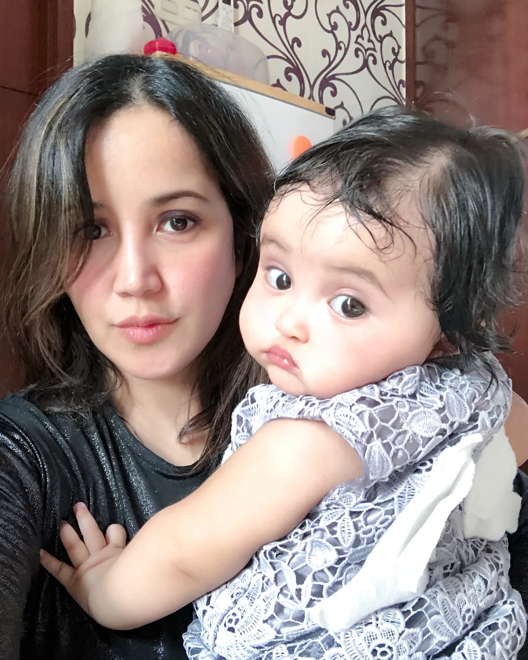 Andi Soraya bersama anak ketiganya (credit: instagram.com/andisorayabeatrix)