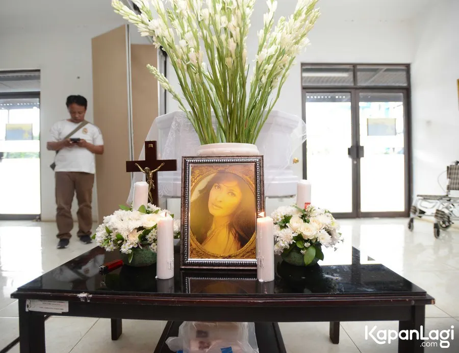 Yana Zein disemayamkan dengan cara Kristiani. ©KapanLagi.com/Bayu Herdianto
