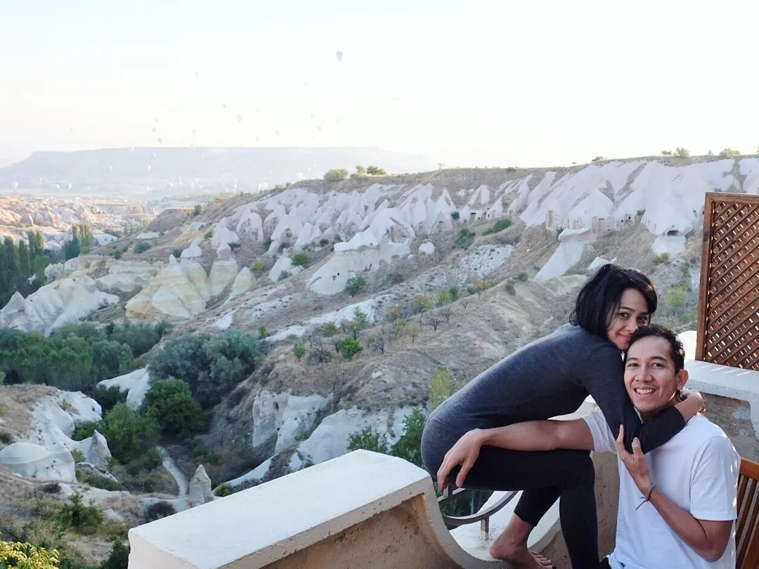 Andien dan suami saat menikmati liburan di Turki. ©KapanLagi.com/andienaisyah