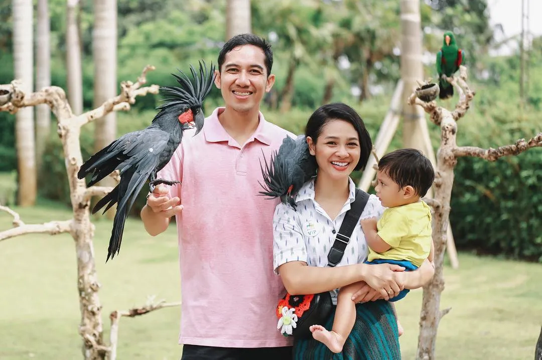 Potret keluarga kecil Andien bersama sang putra dan suami. Credit: via instagram.com/andienippekawa