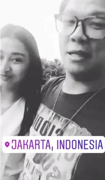 Andika dan sang pramugari tak segan saling menempel ©instagram/andikangenband