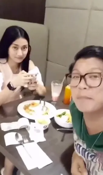 Andika dan pramugari cantik makan sebelum nonton DILAN ©instagram/andikangenband
