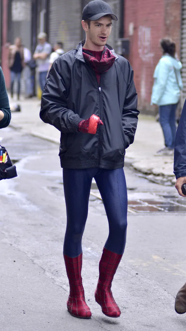 Andrew Garfield melepas lelah usai syuting | Foto: digitalspy.com
