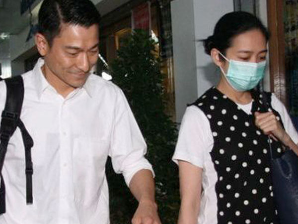 Andy Lau dan sang istri saat tertangkap media. @lollipop.sg