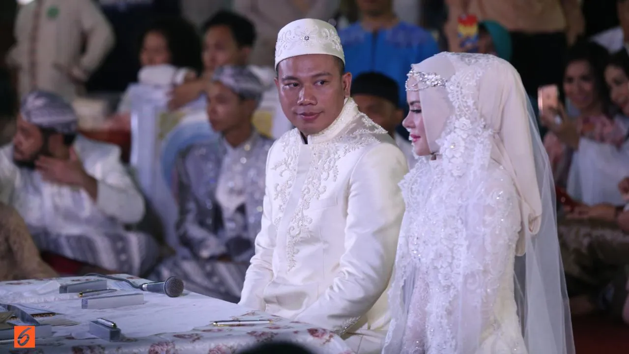 Di tengah para hadirin yang menyaksikan prosesi akad nikahnya, Vicky ingin bersikap romantis kepada sang istri menggunakan bahasa Inggris. Vicky memanggil Angel dengan sebutan ‘My Wifer’. (credit: via Liputan6.com)