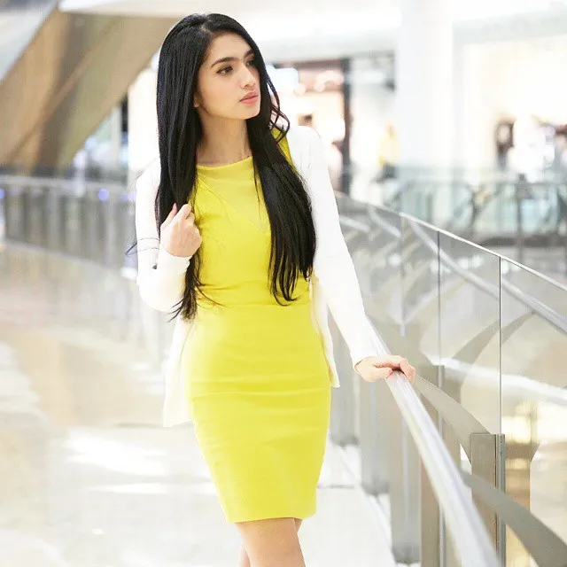 Gaun kuning dibalut cardigan putih yang terlihat sama dengan foto mirip Angel Karamoy dicium Pasha, pernah diposting di instagram sekitar bulan Maret 2015. ©Instagram.com/realangelkaramoy