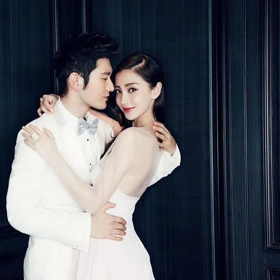 Huang Xiaoming yang penuh perhatian mendukung Angelababy membuktikan kalau sang istri nggak oplas. ©toggle.com
