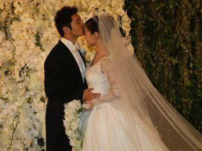 Momen Angelababy dan Huang Xiaoming mengucap janji suci. ©sg.news.yahoo.com
