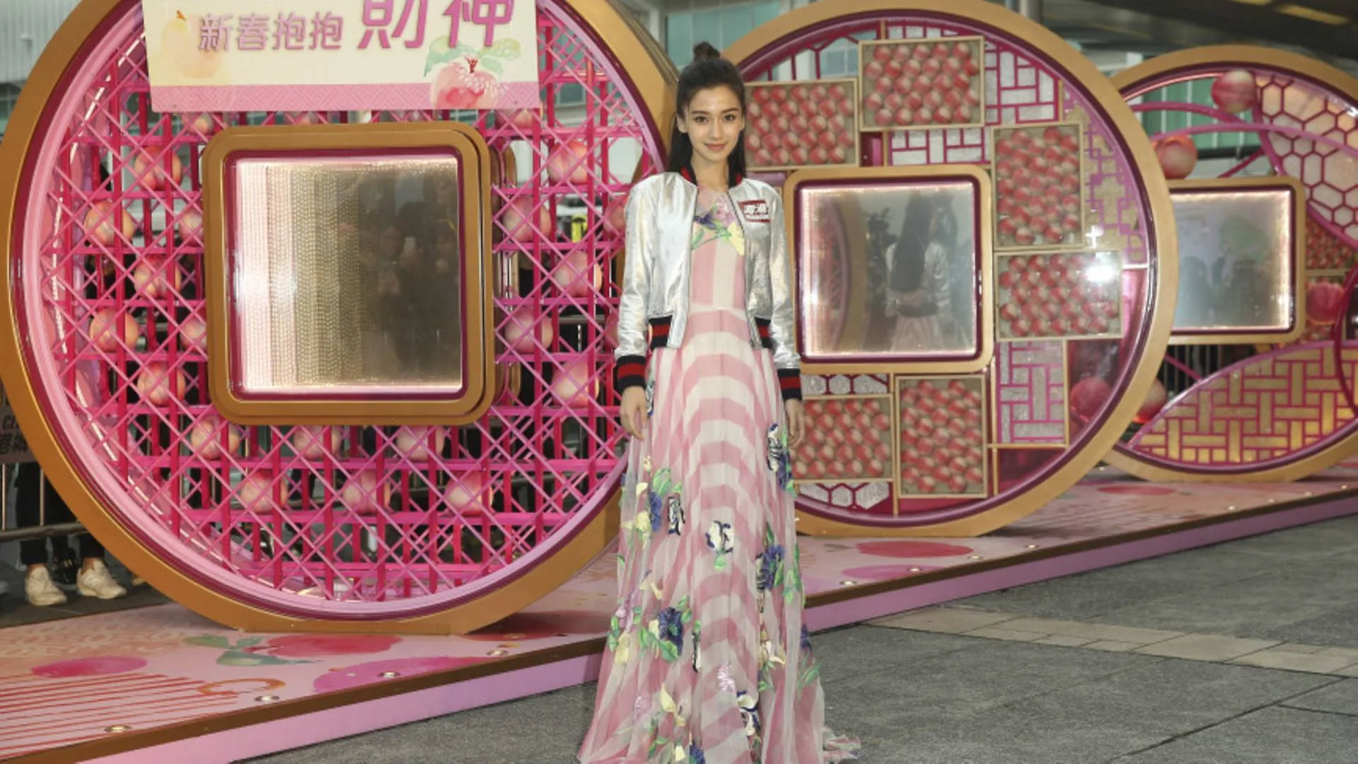 Angelababy saat menghadiri perayaan tahun baru Imlek kemarin (27/1). © toggle.sg