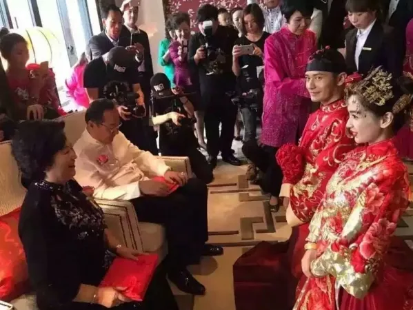 Momen saat Huang Xiaoming dan Angelababy di depan kedua orang tua. © news.ifensi.com