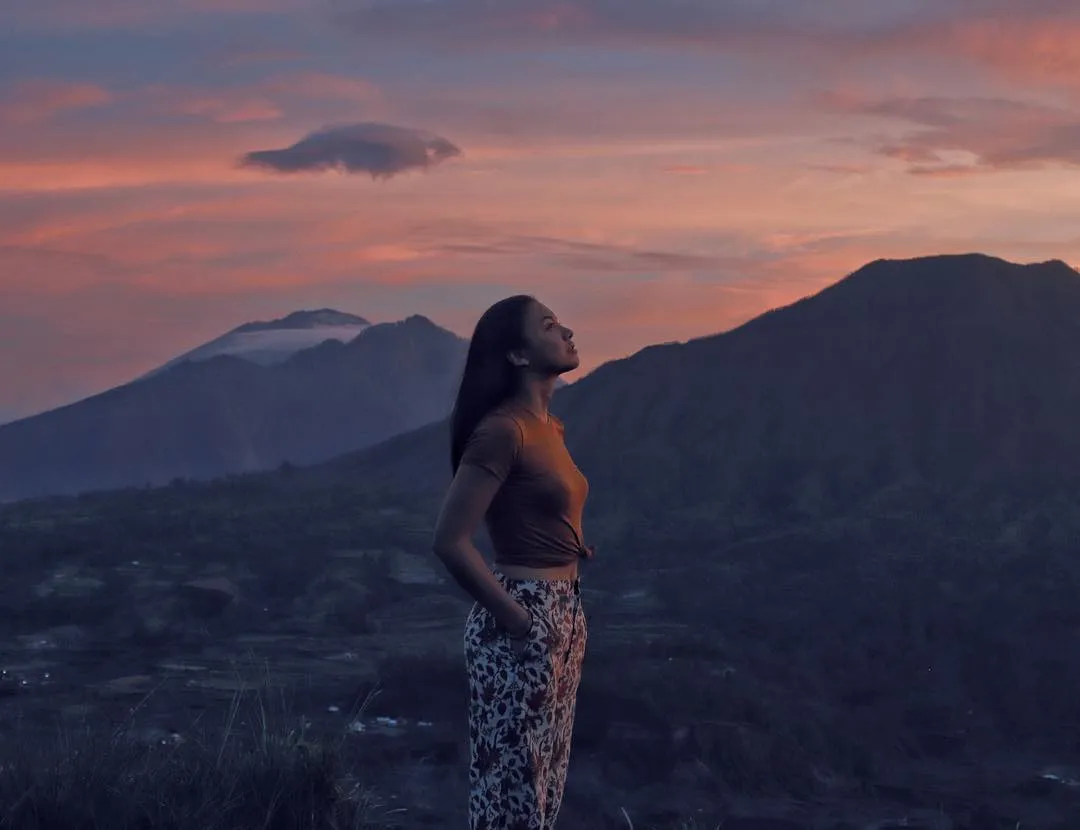 Angela Gilsha tahun baruan di gunung / Credit: Instagram - angelagilsha