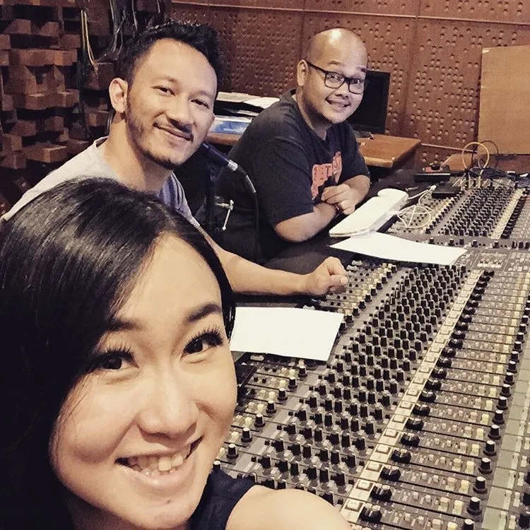 Angela July saat sesi rekaman © Instagram.com/AngelaJuly