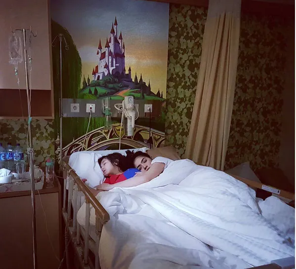 Angel Karamoy menemani anaknya yang terbaring sakit © Instagram.com/realangelkaramoy