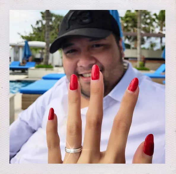 Cincin berkilau sudah melingkar di jari manis Vanessa Angel © Instagram.com/vanessaangelofficial